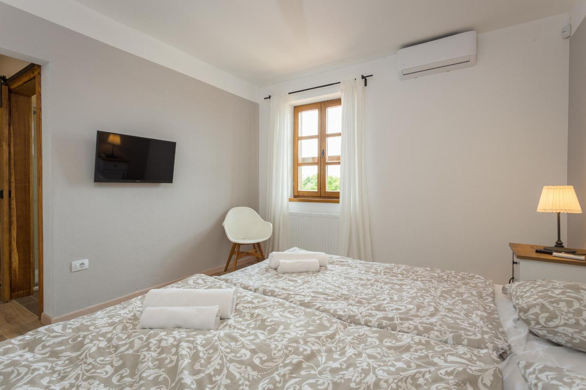 Villa Cirka In Central Istria For 14 Persons With Pool Heating & Pool Table สเวตวินเชนัต ภายนอก รูปภาพ